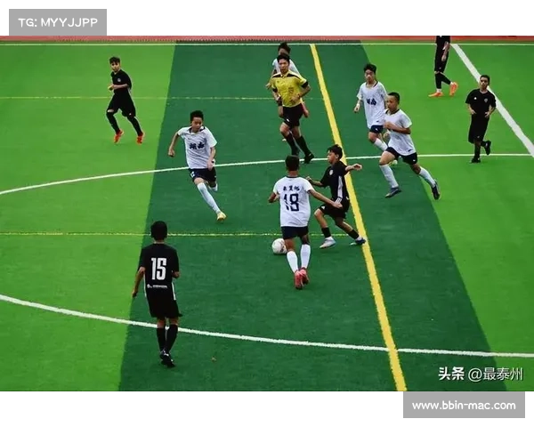 国际友谊赛引发球迷热议 赛场表现成焦点讨论热点 国际友谊赛引发球迷热议 赛场表现成焦点讨论热点