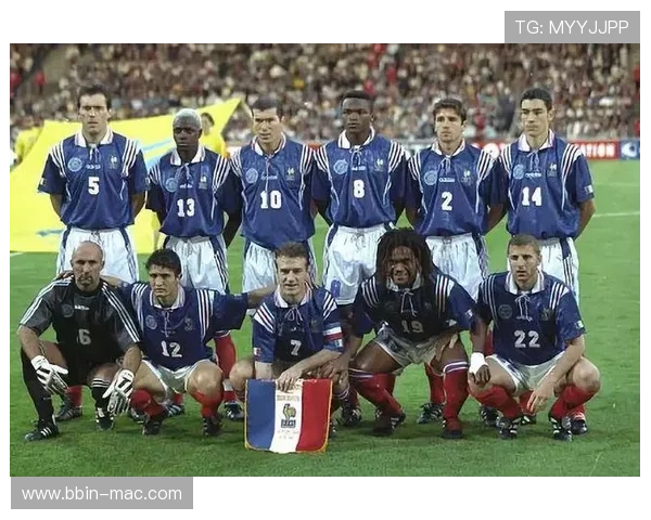 德塞利分享与德尚洛里合影展现法国队长三巨星共同荣耀时刻的珍贵瞬间