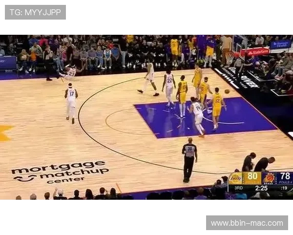 小里轰三十一分湖人赢下关键卡位战海报定格与古德温击掌精彩时刻