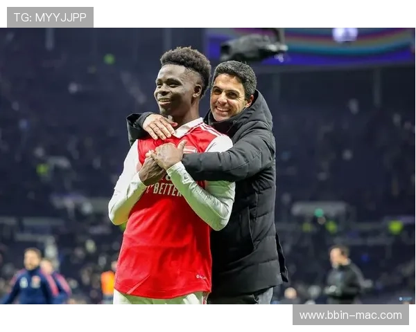 安妮海瑟薇穿阿森纳球衣庆祝萨卡复出 欢迎7号英雄归来